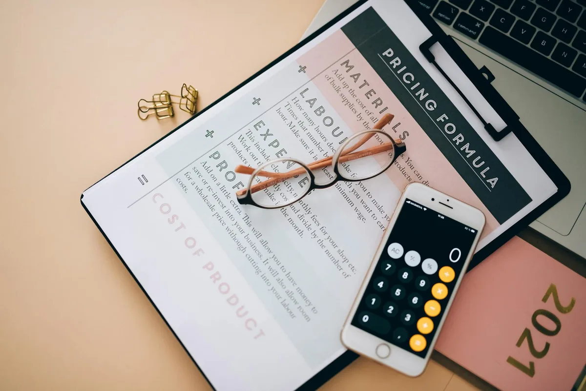 Ecommerce pricing plans on a laptop for Shopify UAE subscription tiers