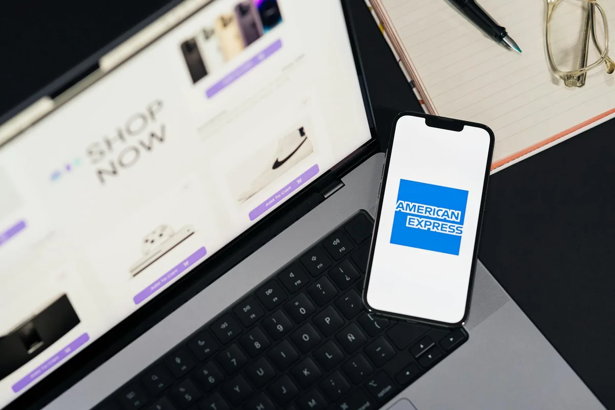 Side-by-side comparison of Shopify and WooCommerce logos for Indonesian online sellers